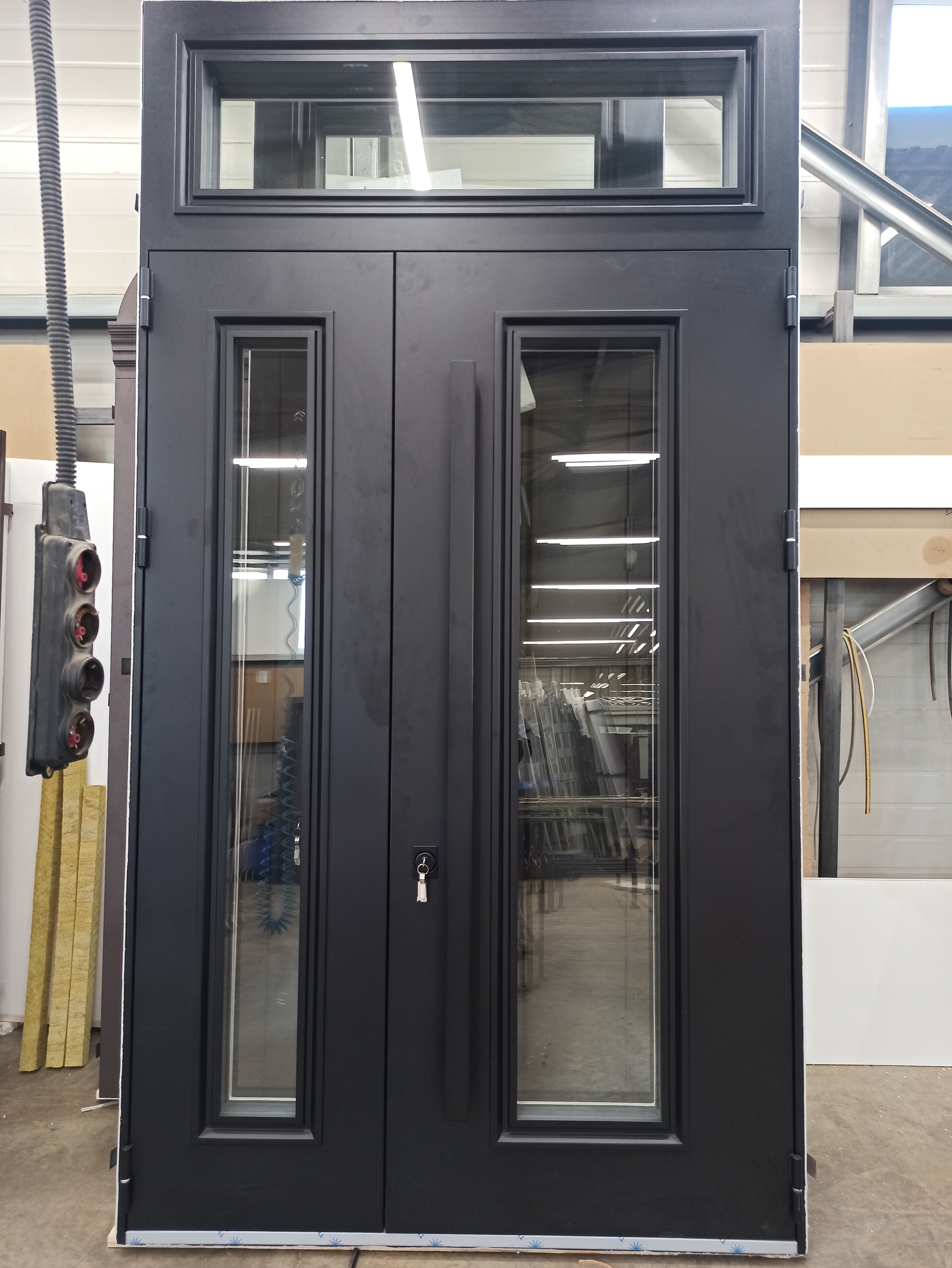 Нестандартная уличная входная группа в стиле «high-tech» и стеклопакетами