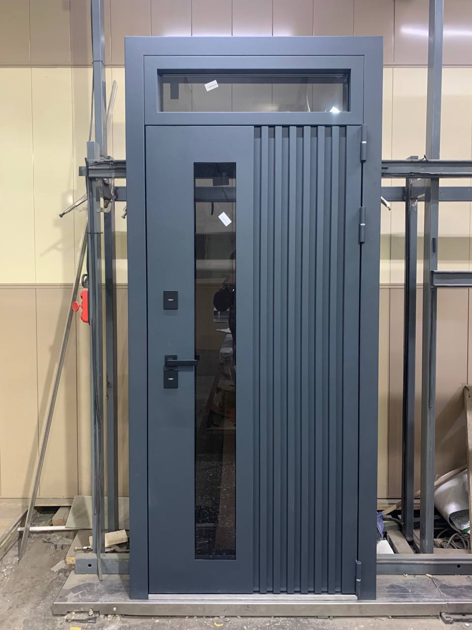 Нестандартная уличная дверь в стиле «high-tech» и глухой створкой