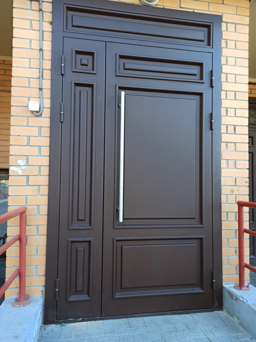 Нестандартная уличная дверь с «металлофилёнками» и фрамугой