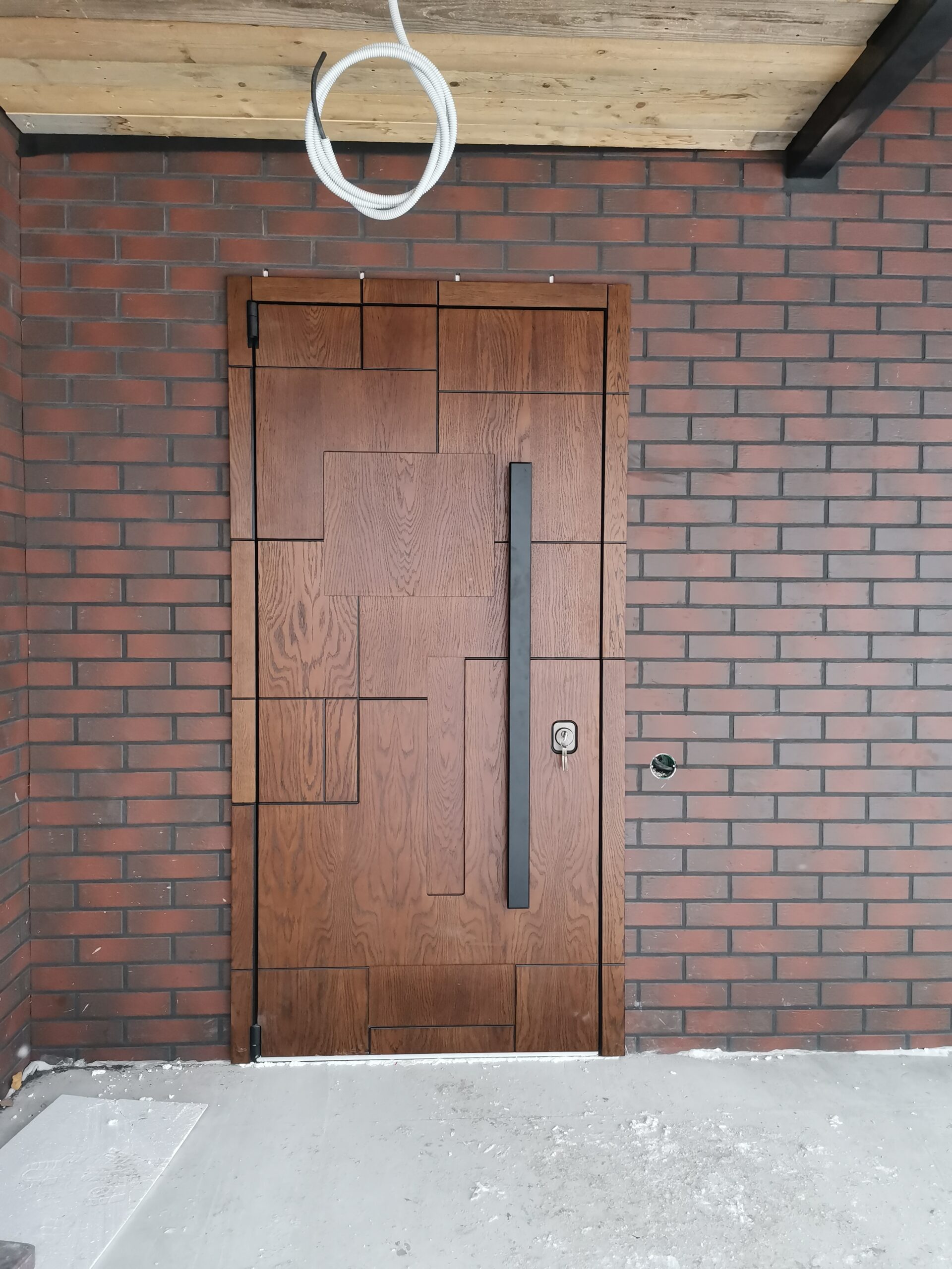 Нестандартная уличная дверь в с уличной накладкой из шпона дуба