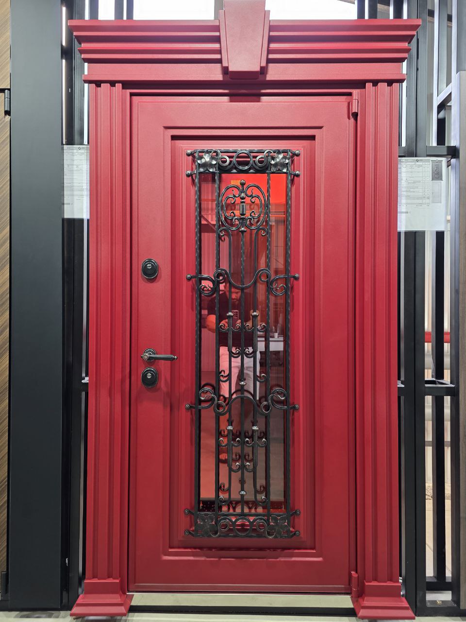 Нестандартная уличная дверь в классическом стиле с «металлофилёнками», багетной рамкой и карнизом