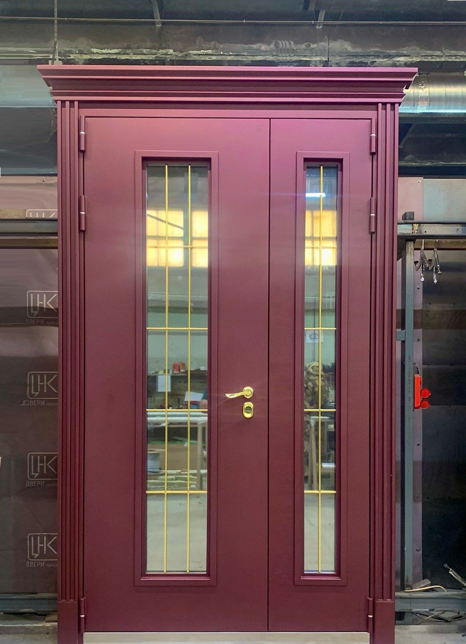 Нестандартная уличная дверь в классическом стиле с «металлофилёнками», багетной рамкой и карнизом