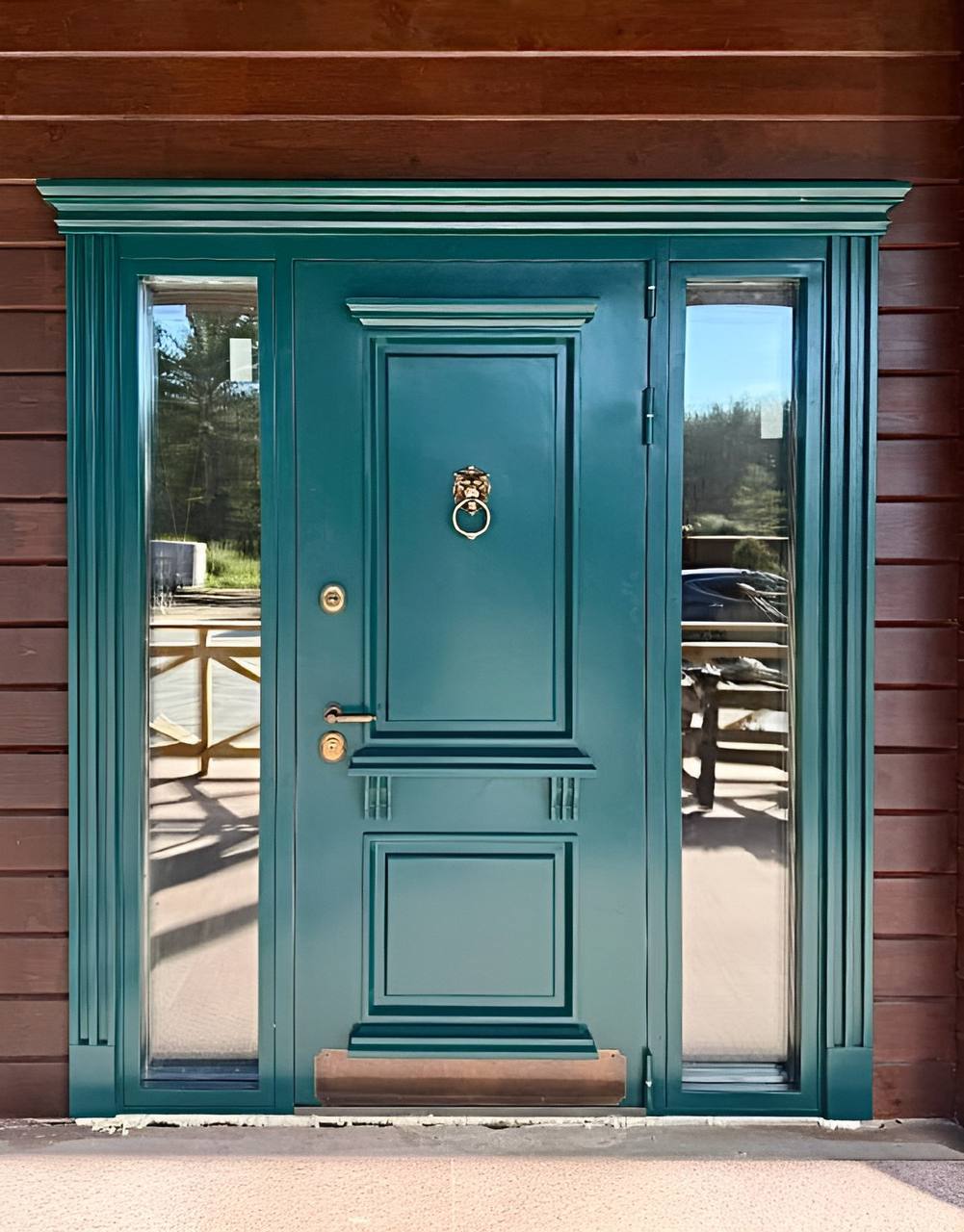 Нестандартная уличная входная группа в классическом стиле с «металлофилёнками», багетной рамкой и карнизом