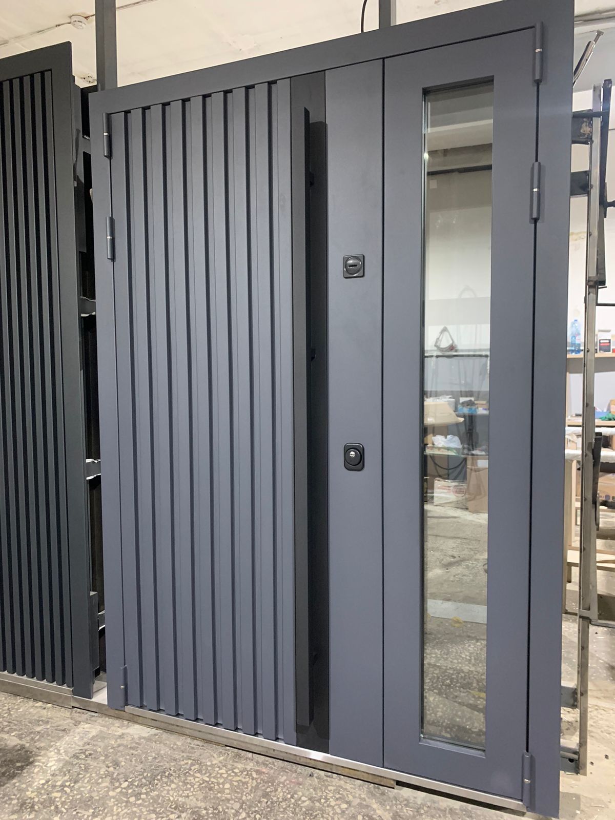 Нестандартная уличная входная группа в стиле «high-tech» и пассивной створкой