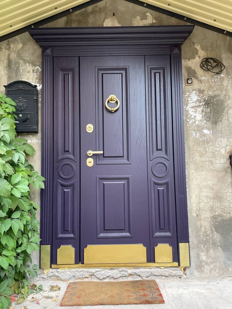 Нестандартная уличная дверь в классическом стиле с уличной накладкой из корабельной фанеры